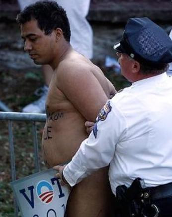 Tanarul care s-a dezbracat in fata lui Obama, pe cale sa devina milionar