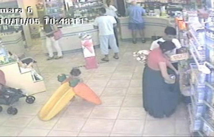 Vezi cum tigancile golesc fara jena magazinele din Vest! VIDEO