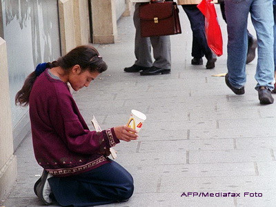 Romanca insarcinata si obligata sa cerseasca in Londra, la numai 12 ani!