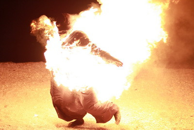 O femeie arde de vie in "Iubire si onoare"