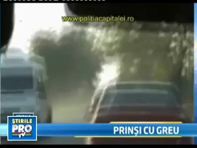 Autorii unui jaf de 10.000 de lei, prinsi cu ajutorul unui tractor