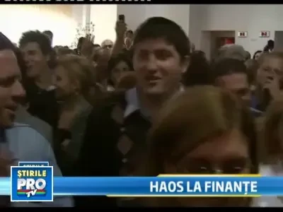 Ministrul Ialomitianu,huiduit de angajati. Protestul de la Finante continua