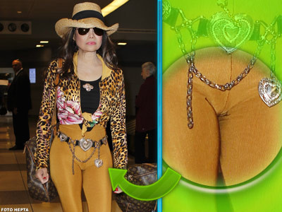 A ramas in anii '80! Oare pe LaToya Jackson nu o jeneaza colantii?