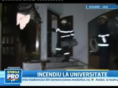 Mansarda unei universitati iesene de stomatologie, mistuita de flacari