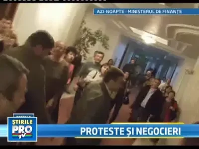 Haos in tara! Bugetarii protesteaza fata de reducerea salariilor