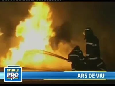 Cumplit: a ars de viu dupa ce camionul i-a luat foc pe o sosea din Suceava