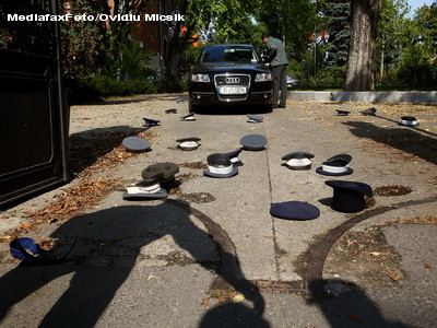 Au dat cu caschetele de pamant! Protest inedit in fata sediului central PDL