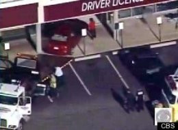 Abia trecuse examenul auto cand a intrat cu masina in biroul de examinari