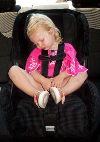 Nu aveti scaun special pentru copil in masina? Amenda, 1200 de lei