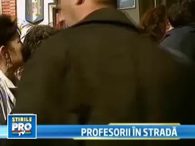 Aproximativ o suta de profesori protesteaza in fata ministerului Educatiei