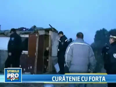 5 familii de romi, evacuate dintr-o padure din apropiere de Targu Mures