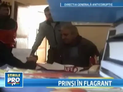 A mituit un politist ca sa-si scape fratele. Tatal celor 2 le era complice