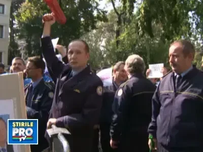 Au dat cu caschetele de pamant! Protest inedit in fata sediului central PDL