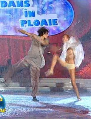 Adela Popescu si-a dezgolit sanii la Dansez pentru tine