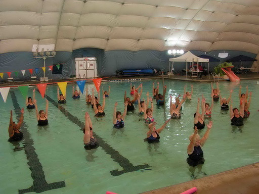 Aerobicul si inotul, doua modalitati de a arde cat mai multe calorii