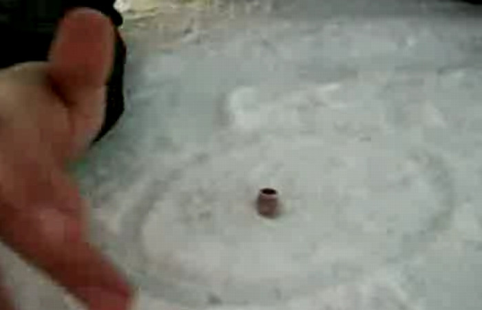 INEXPLICABIL. Glontul care nu trece prin gheata, ci se invarte! VEZI VIDEO