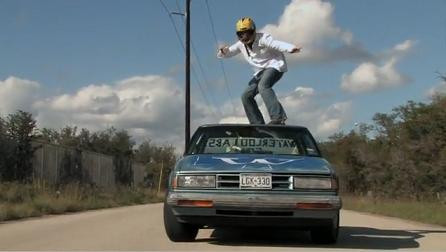 Car surfing. Uneori poate fi ultima acrobatie pentru tinerii care fac asta