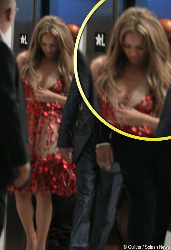 Rochita buclucasa! Decolteul adanc ii da batai de cap lui Jennifer Lopez