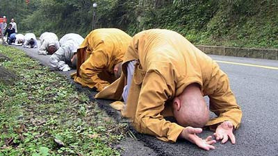 Uimitor! Au pornit intr-o calatorie de 800 de km in GENUNCHI