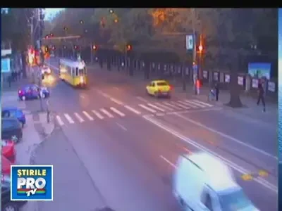 Bona cu un copil in carut, spulberata de un adolescent pe trecere. VIDEO