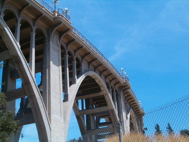 A vrut sa se arunce de pe pod, dar a adormit. In plus, mai si sforaia!