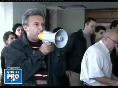 Continua protestele la Finante: 150 de bugetari au iesit in strada, in Olt