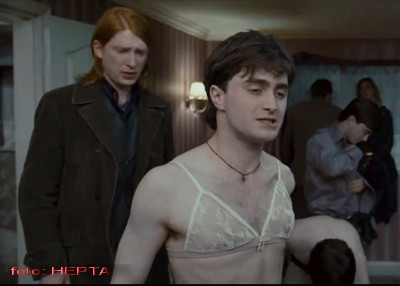 Harry Potter in sutien! Nu e gluma!