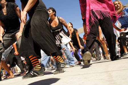 Premiera in Romania: 80 de oameni danseaza sincron "Thrill the World",maine