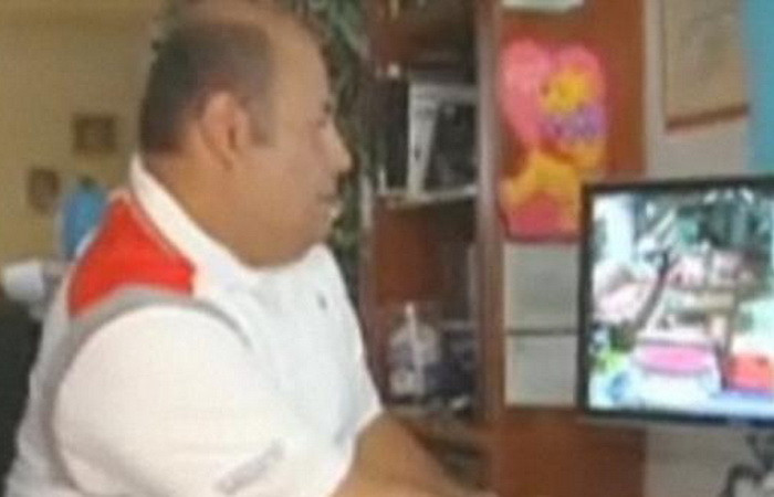 A vazut in direct cum hotii i-au golit casa, dar n-a sunat la politie.Video