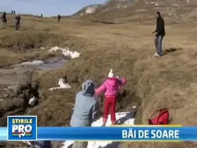 Bai de soare. Vremea frumoasa i-a ademenit pe romani la munte