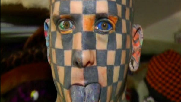 Tatuajele nu i-au mai fost de ajuns! Si-a injectat cerneala in ochi