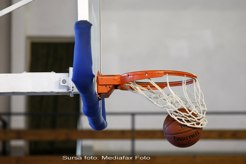 Noua lovitura legendara din SUA: prin catapulta direct in cosul de baschet