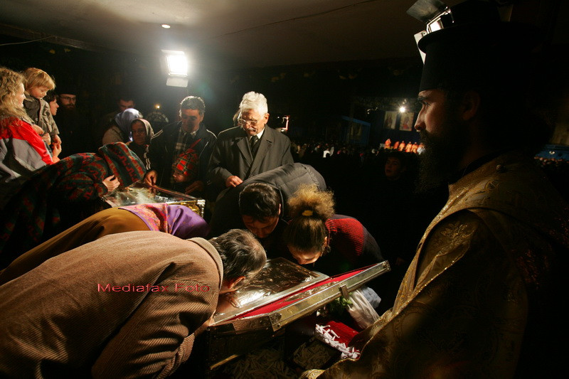 Sarbatoare mare: pelerinii s-au adunat pe Dealul Patriarhiei, la racla Sfantului Dumitru