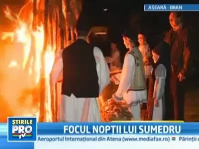 Ciobanii din Bran au aprins luni seara Focul lui Sumedru