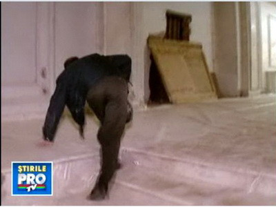 Aoleu, ce bine e la Parlament! Angajatul turmentat. VIDEO