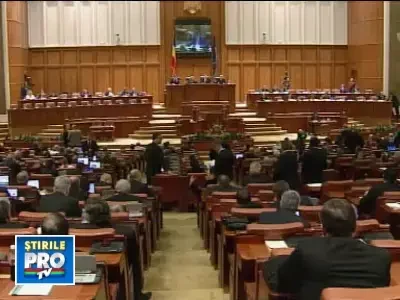 Premierul Emil Boc si-a intrerupt discursul in Parlament