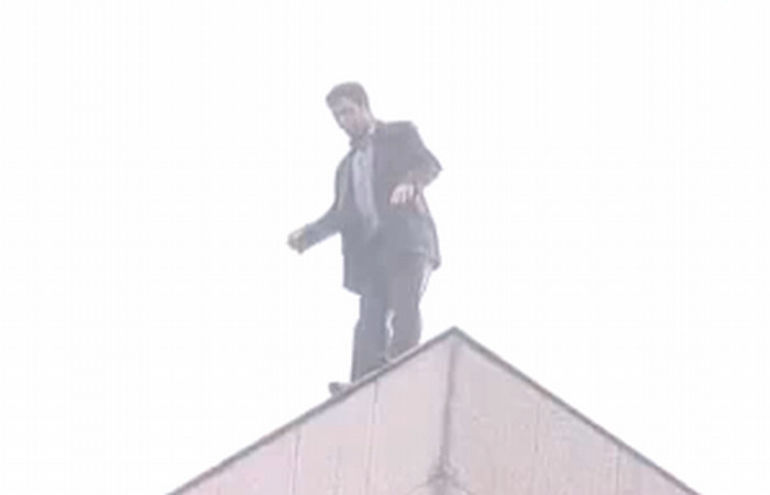 Un barbat sare in gol de pe o cladire cu zece etaje! IMAGINI SOCANTE