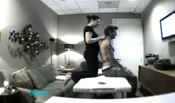 Beckham catre maseuza: Sa-mi spui Ricky, sa canti muschilor mei. Video