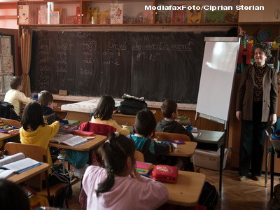 O profesoara din Giurgiu, arestata dupa ce a primit 800 de lei mita pentru promovarea unui elev