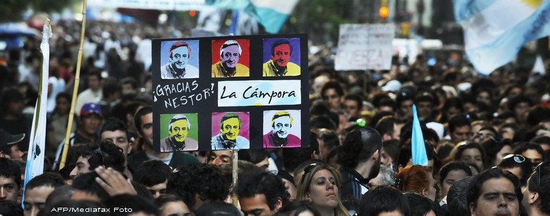 Argentinieni participand la inmormantarea lui Nestor Kirchner