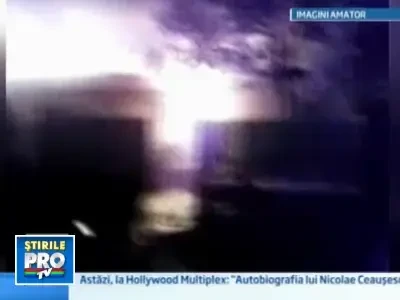 Au ramas sub cerul liber in prag de iarna. Un incendiu le-a distrus casele