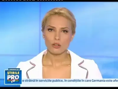 A parcat avionul peste doua masini din fata aeroportului