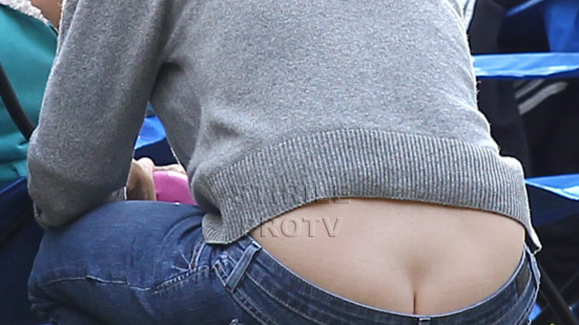 Sexy mama! Jennifer Garner, cu posteriorul iesit din pantaloni