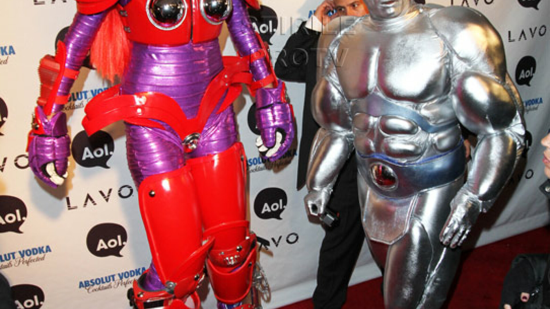 Coco Pitzipoanca cu sanii pe afara! Cum s-au costumat vedetele de Halloween