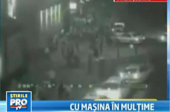 Imagini socante! A intrat cu masina in mai multi oameni in fata unui club