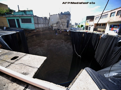 Lumea, ca o mare groapa! Iata cele mai ciudate cratere din lume. FOTO