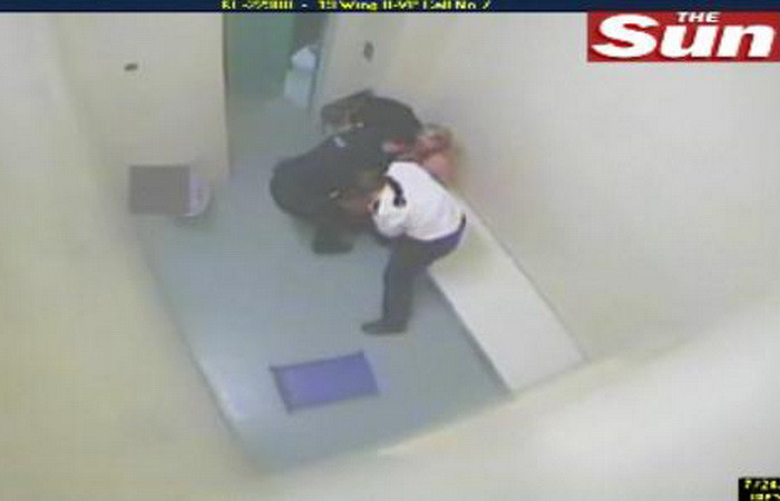 Tanara DEZBRACATA si BATUTA de politisti, in celula - VEZI VIDEO