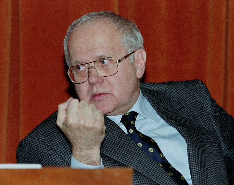 Condamnat alaturi de Gigi Becali, fostul ministru al Apararii Victor Babiuc a fost eliberat conditionat