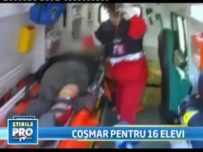 Microbuz scolar, implicat intr-un accident. 12 elevi din Dambovita, raniti