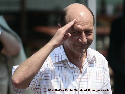 Nic Fisic ii organizeaza ziua de nastere lui Basescu